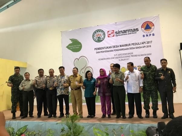 Gubernur Kalimantan Barat, Cornelis MH berfoto bersama jajaran pemerintah dan GAR/ PT SMART